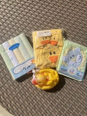 Yellow Duck Hooded Baby Towel w/Matching DucksToy.  Receiving blankets cotton